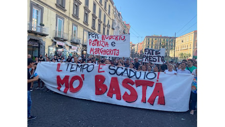 Gli sfollati di Scampia in corteo: Il tempo è scaduto. Il Comune apre un conto per le donazioni