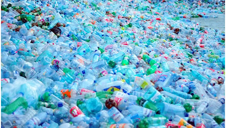 Trattato Globale sulla Plastica, 200 lobbisti dei combustibili fossili influenzano l’accordo