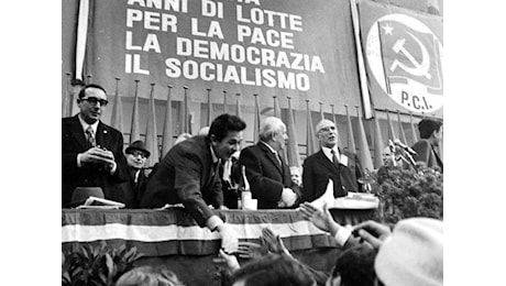 La sinistra senza leader sogna Enrico Berlinguer per dimenticare Elly Schlein