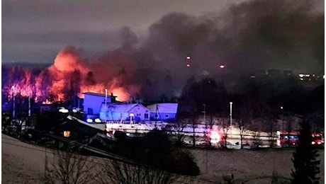 Aereo cargo si schianta su edificio residenziale vicino all'aeroporto di Vilnius: un morto e due feriti