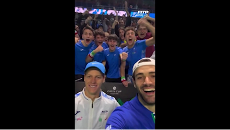 VIDEO Coppa Davis, il video selfie di Berrettini e Sinner che esultano con i tifosi: Stiamo calmiii