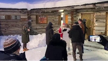 L'abbraccio tra Babbo Natale e Giorgia Meloni durante il summit in Lapponia