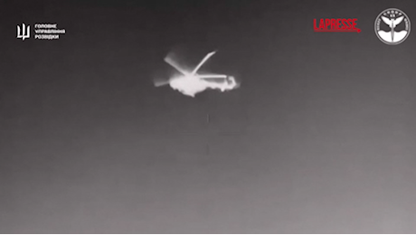 VIDEO Ucraina, il momento in cui il drone navale abbatte un elicottero russo con un missile