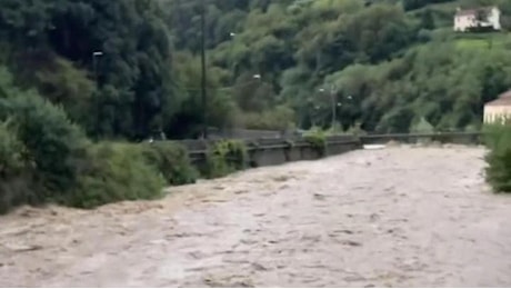 Maltempo a Genova, il torrente Cerusa vicino all'esondazione