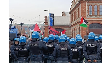 Scontri al corteo studentesco a Torino: tensioni davanti al Politecnico, manifestante fermato