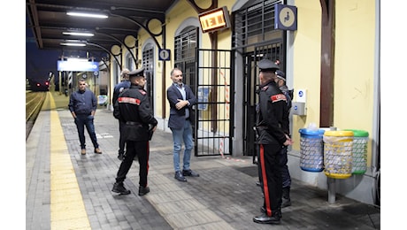 Spacciatore accoltellato in stazione a Melegnano: l’hinterland milanese nella morsa di pusher e criminalità