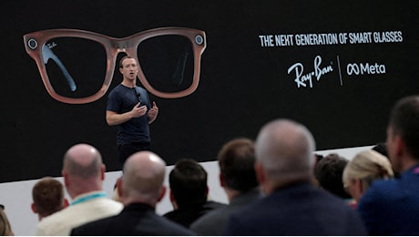 Zuckerberg studia l’investimento in Essilux. Meta pronta a rinsaldare l’alleanza dopo gli occhiali smart a marchio Ray Ban
