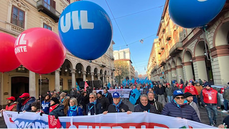 Oggi sciopero generale: alta l’adesione nelle fabbriche a Torino, traffico in tilt in centro