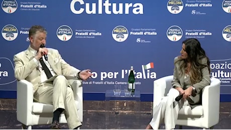 Giuli piccato dall'ironia di Geppi Cucciari: Ha fatto battutine. La sinistra aveva gli intellettuali, ora gli sono rimasti i comici