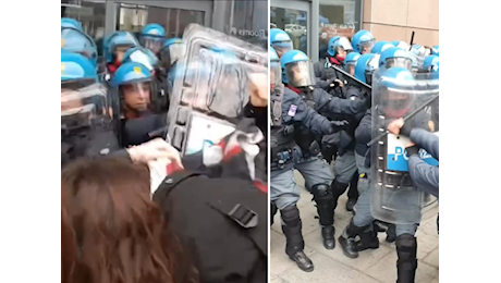 Torino, uova e pietre contro la polizia: i pro Pal cercano di sfondare il cordone al Politecnico