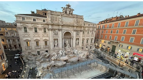 Fontana di Trevi, ecco la nuova passerella per ammirarla da vicino (con la mini-vasca per il lancio delle monetine)