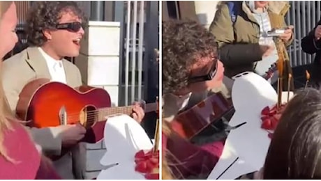 Leo Gassmann compie 26 anni, le fan organizzano una festa a sorpresa a Roma: lui ricambia con sorrisi, selfie e canzoni