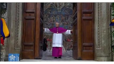 Conclave, il momento dell'Extra Omnes , il 'fuori tutti' dalla Cappella Sistina con cui inizia ufficialmente il rito d'elezione del Papa- VIDEO