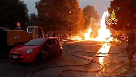 Troncata una tubazione del gas che si incendia, crolla una casa: 1 disperso (FOTO)