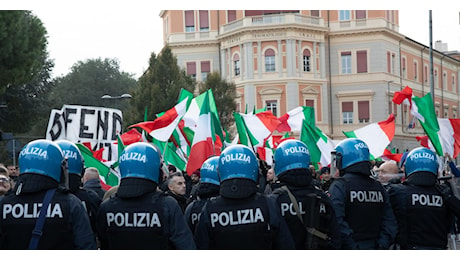 Scontri tra antagonisti e polizia a Bologna, Salvini: chiudere i centri sociali occupati dai comunisti