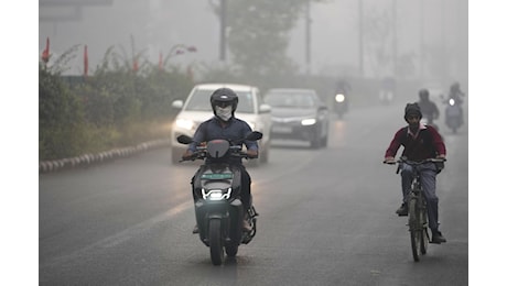 Inquinamento record, cosa sta succedendo a Nuova Delhi: scuole chiuse e limiti ai trasporti