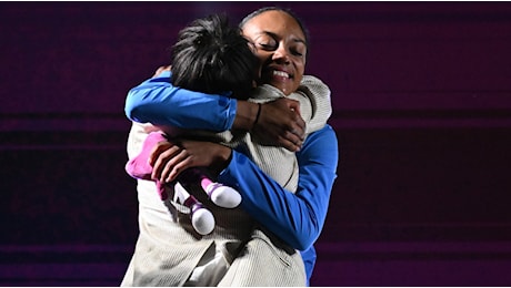 L'abbraccio trionfante tra mamma Fiona May e Larissa Iapichino dopo la vittoria agli europei di atletica a Roma