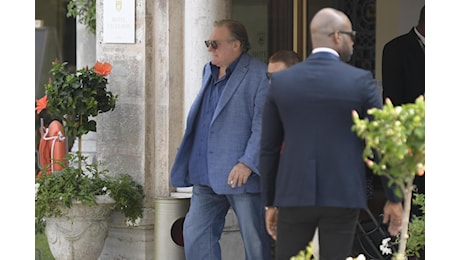 Francia, rinviato processo a Gerard Depardieu per violenza sessuale: l'attore ha problemi di salute