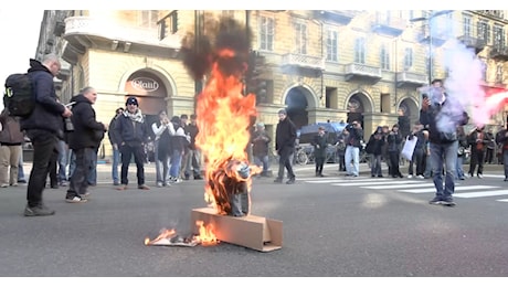 Studenti in piazza per il No Meloni Day, a Torino bruciato un fantoccio con l'immagine del ministro Valditara