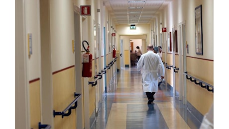 Medico primario di Piacenza arrestato per violenze sessuali su colleghe durante il lavoro