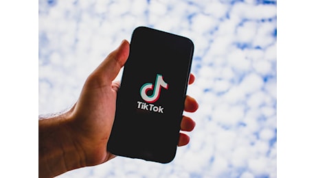 La trappola di Tik Tok: così tiene in ostaggio i nostri figli