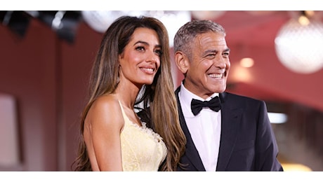 L'abito giallo di Amal Clooney sul red carpet di Venezia, oggi come allora a Cannes nel 2016