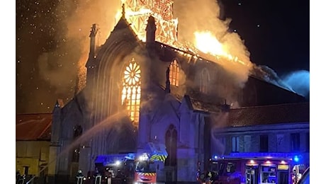 Francia, incendio distrugge storica chiesa di Saint Omer