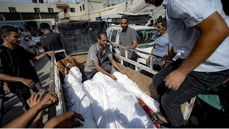 Bombe israeliane sugli sfollati a Khan Yunis, decine di morti