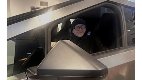 Vasco Rossi prova il Cybertruck, l’auto di Elon Musk: “Buona per portare olive o mitragliatori”