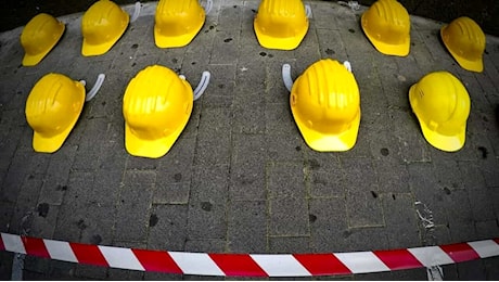 Perde l’equilibrio e precipita, risucchiato da un macchinario: muore operaio 58enne