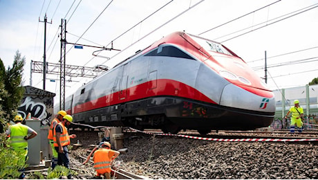 Treni, agosto difficile per i pendolari: sei tratte chiuse causa cantieri e Direttissima Firenze-Roma interrotta