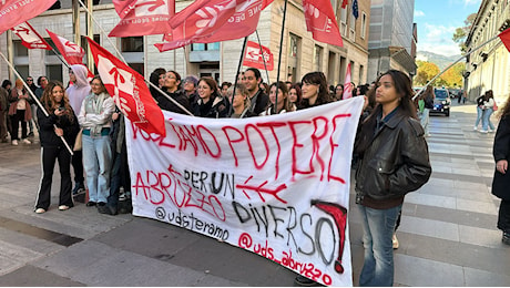 Abruzzo: studenti in piazza per la scuola pubblica