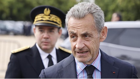 Perché Sarkozy è stato condannato. Un anno con braccialetto elettronico, ma spunta una ‘via di fuga’