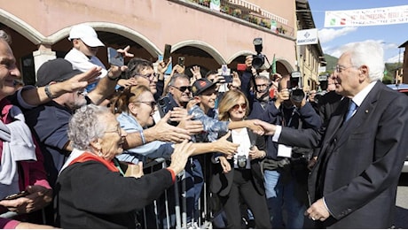 La visita dei due presidenti. In 1.500 scaldano la piazza mentre risuona ‘Bella Ciao’