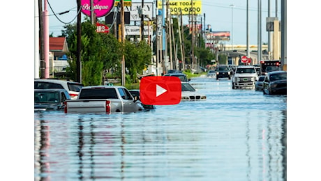 Meteo Video: Texas, l'uragano Beryl allaga tutto, il salvataggio di un uomo intrappolato nella sua auto