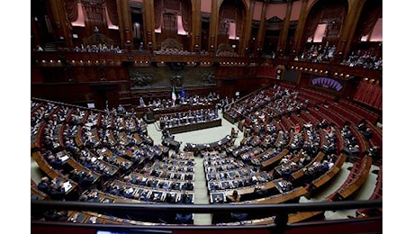 Manovra approda in aula alla Camera, opposizioni infuriate: governo assente