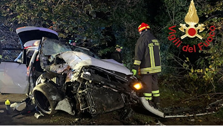 Auto con 5 ragazzi fuori strada, 17enne muore, 4 feriti, 2 gravi