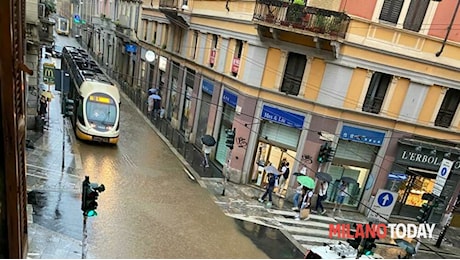 Maltempo a Milano: strade allagate e mezzi Atm deviati. La diretta