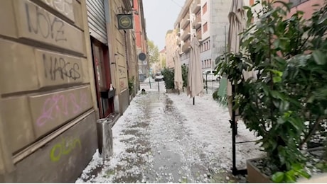 Maltempo a Torino, grandine come palline da ping pong e l'acqua zampilla dai muri