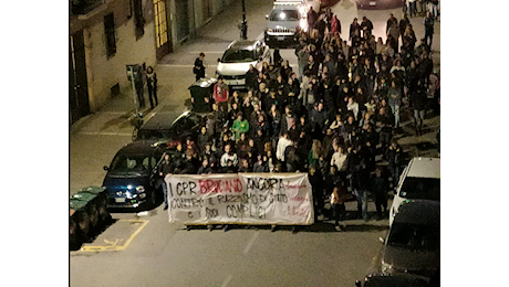 Riapertura del Cpr di Corso Brunelleschi, in centinaia al corteo. Imbrattate vetrine e muri. Lanciate alcune bombe carta