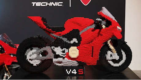 Lego e Ducati celebrano i successi del 2024 con una Panigale V4 S in scala 1:2