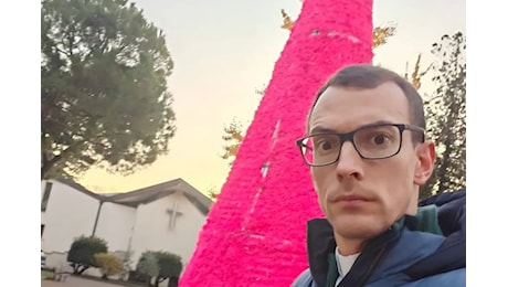 Albero fucsia e frociaggine, don TikTok non arretra: Ma non sono omofobo