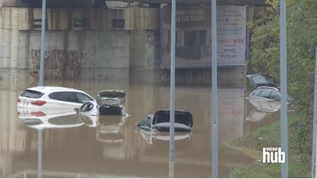 Maltempo in Emilia Romagna, auto sommerse dall'acqua alle porte di Bologna