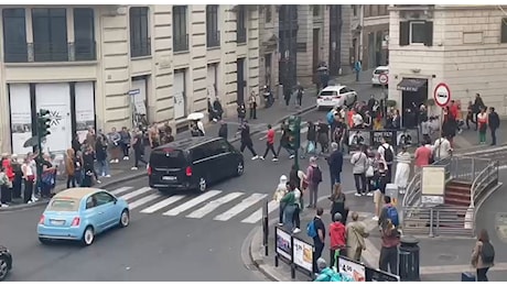 Lazio-Nizza, gli ultrà francesi in corteo in centro a Roma: cori e pugni ai cartelloni