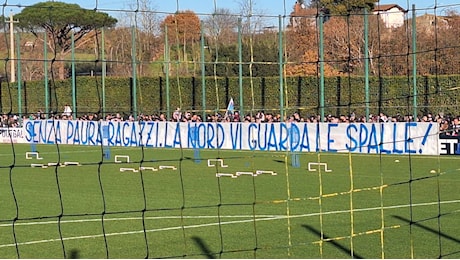 Formello, febbre derby: in 7mila per la Lazio. Niente paura, la Nord vi guarda le spalle. Baroni si commuove, 3 recuperi per la panchina