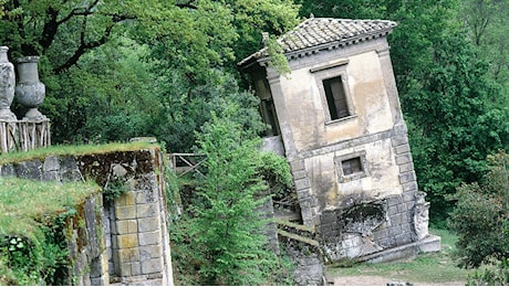 Le strane storie del Bosco di Bomarzo che ispirò Dalì e Antonioni. Protagonista della cover di Vogue Italia con Monica Bellucci