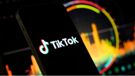 TikTok, niente filtri di bellezza ingannevoli per i minori di 18 anni