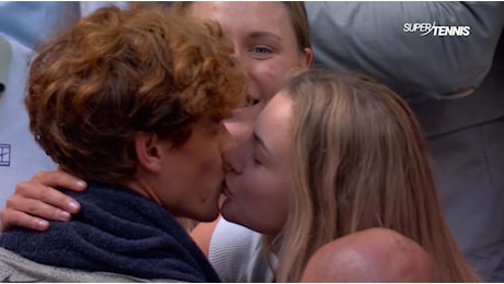 Jannik e Anna, primo bacio in pubblico: guarda il video