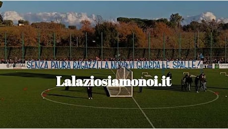 LIVE - A Formello 5mila tifosi: la Nord espone uno striscione, arriva anche Fabiani