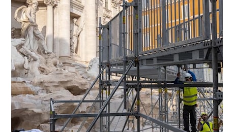 Fontana di Trevi, è polemica tra i commercianti per la nuova passerella provvisoria